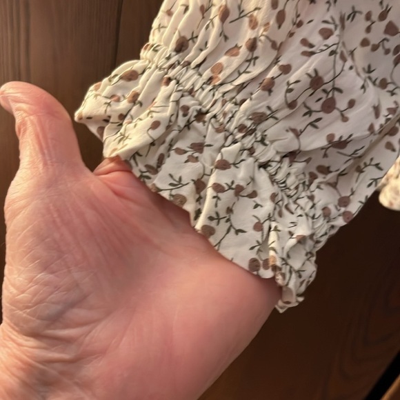 Alexander Jordan long sleeved cream colored top with tan floral pattern. Size XL - Picture 5 of 9